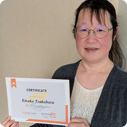 認定証を持った塚原英津子の写真